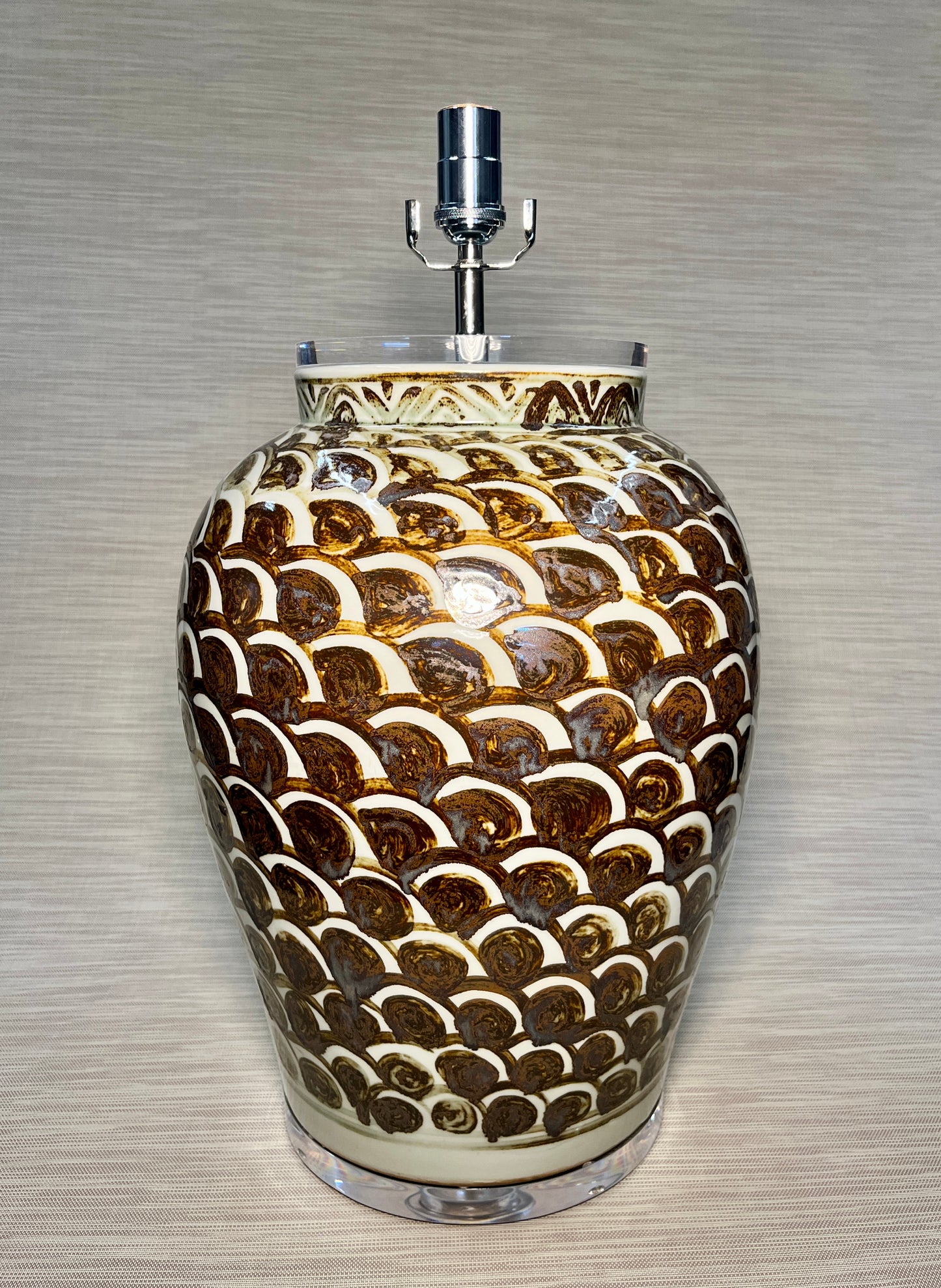 Brown Scallop Pattern Jar Lamp