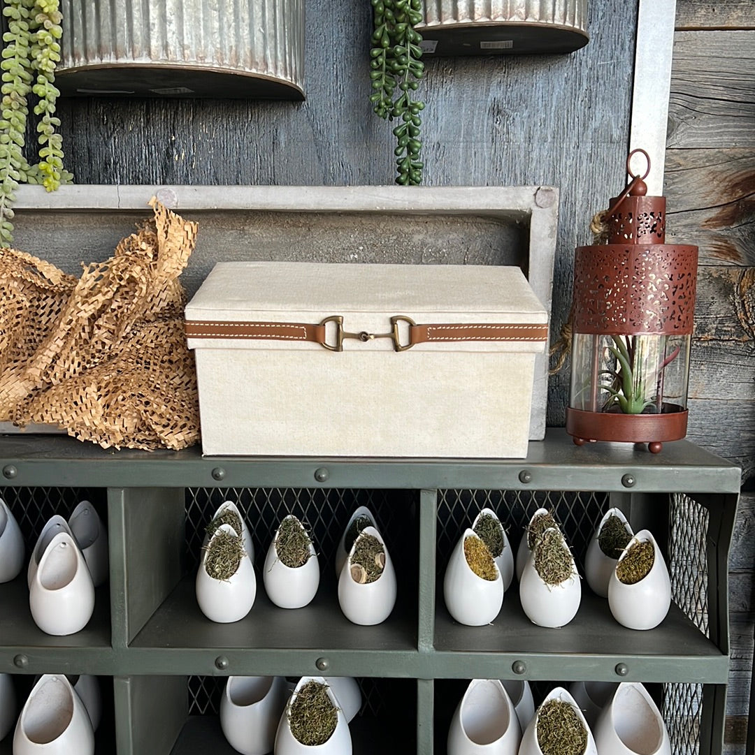 Linen chest with leather band