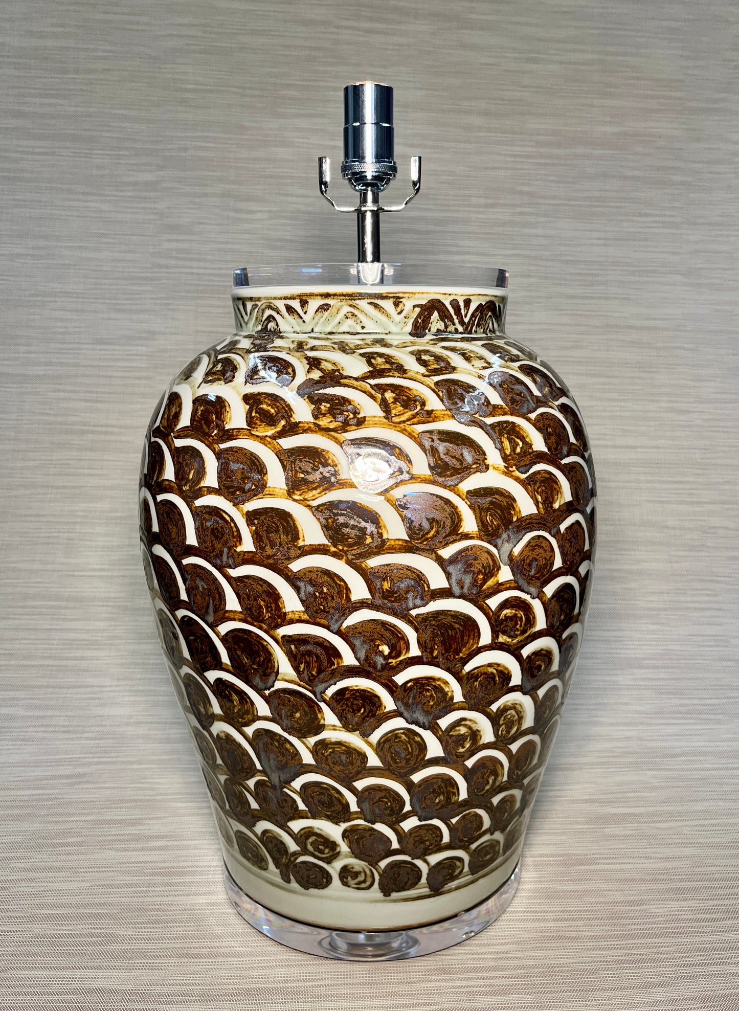 Brown Scallop Pattern Jar Lamp