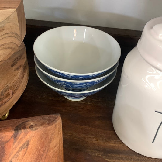 Blue and white raised china bowl
