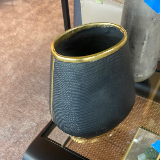 Black and gold pot