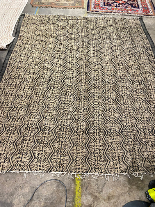 Patterned Black and Tan 8x10 Area Rug